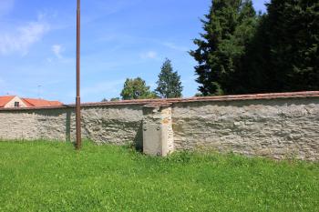 torzo severní hřbitovní zdi (© Luděk Vláčil  08/2021)