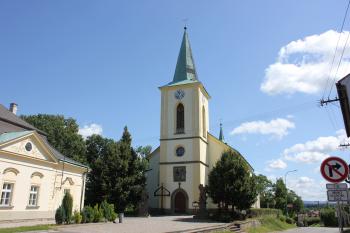 kostel a fara (© Luděk Vláčil  08/2021)