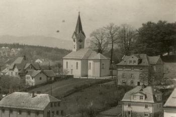 kostel před r. 1945 (zdroj: http://www.znicenekostely.cz/?loa)