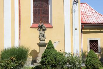 socha sv. Jana Nepomuckého s palladiem s datací 1740 (© Luděk Vláčil  08/2021)