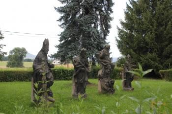 řada soch na bývalém hřbitově (© Luděk Vláčil  08/2021)