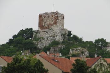 Kozí hrádek od Mikulova (© Rodochrozit, 07/2010)