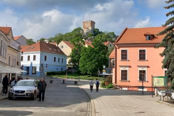 Pohled od Náměstí (© Ivo Rozehnal  05/2024)
