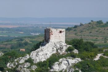 pohled na tzv. Kozí hrádek ze Svatého kopečku ( © Jan P. Štěpánek 07/2008)