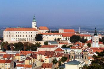 pohled na zámek a město ze Svatého kopečku ( © Pavel Zany Komárek 21/9/2004)