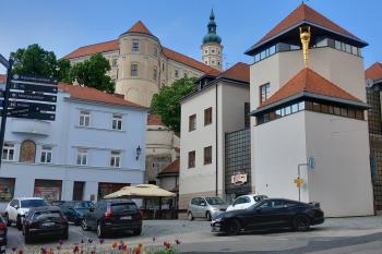 Pohled z Vídeňské ulice na zámek (© Ivo Rozehnal  05/2024)