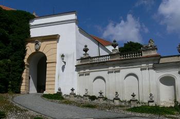 Horní brána (k zámku) čestného dvora ( © Petr Turyna 06/2006)