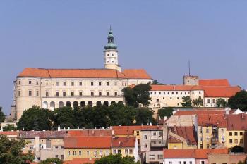 Mikulovský zámek od schodů, které začínají stezku na Svatý kopeček (© Jan P. Štěpánek 07/2006)