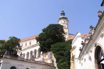 Pohled na horní zámek z čestného dvora zámku při náměstí (© Jan P. Štěpánek 07/2006)