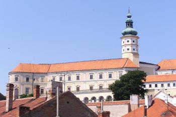 Část horního zámku  při pohledu z terasy Dietrichštejnské hrobky (© Jan P. Štěpánek 07/2006)