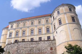 Jižní fronta zámku s mohutným jihovýchodním rondelem na místě starší bašty (© Jan P. Štěpánek 07/2006)