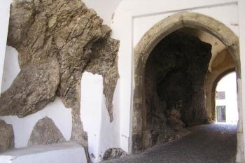 Průjezd na hlavní zámekcké (hradní) nádvoří) (© Jan P. Štěpánek 07/2006)