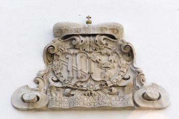 Jeden z mnoha aliančních znaků Dietrichštejnů v areálu zámku (© Jan P. Štěpánek 07/2006)