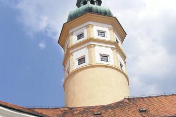 hlavní nádvoří s věží a branou (© Jan P. Štěpánek 07/2006)