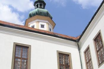 část hlavního nádvoří s příčnou krytou chodbou (© Jan P. Štěpánek 07/2006)