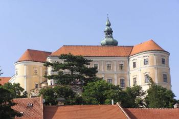Pohled na jižní frontu zámku z bývalého Vídeňského předměstí (© Jan P. Štěpánek 07/2006)