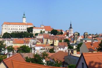 Celkový pohled na Mikulov s dominantou zámku (© Jan P. Štěpánek 07/2006)