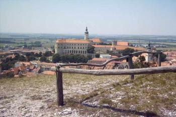 Pohled na zámek ze Sv. kopečku (© Dita Kacerovská, 07/2006)