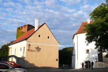 severní část předhradí s obrannou čtverhranou věží v severním cípu areálu ( © Jan P. Štěpánek 07/2008)