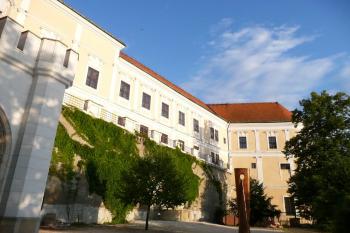 venkovní průčelí severozápadního křídla jádra zámku s mohutnou západní baštou ( © Jan P. Štěpánek 07/2008)