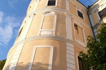 mohutná hmota  západního rondelu ( © Jan P. Štěpánek 07/2008)