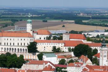 celkový pohled na areál zámeckého komplexu v Mikulově od východu ze Svatého kopečku ( © Jan P. Štěpánek 07/2008)