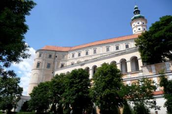 arkádová terasa při východním křídle zámku ( © Jan P. Štěpánek 07/2008)