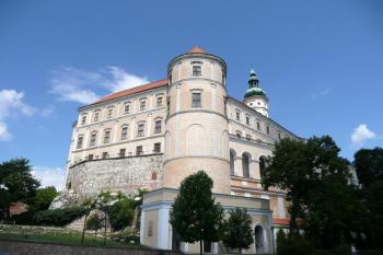 mohutnost zámku vystavěného původně jako středověký hrad na vápencové skále nejlépe vyzní od jihovýchodu ( © Jan P. Štěpánek 07/2008)