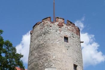 středověká břitová věž chránící přístupovou cestu do hradu od severu ( © Jan P. Štěpánek 07/2008)