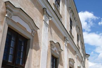 venkovní průčelí východního křídla zámku ( © Jan P. Štěpánek 07/2008)