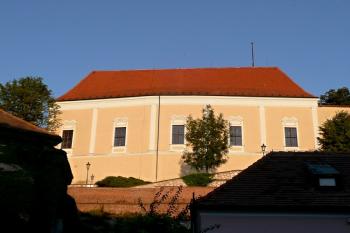 knihovní sál od západu z Husovy ulice ( © Jan P. Štěpánek 07/2010)
