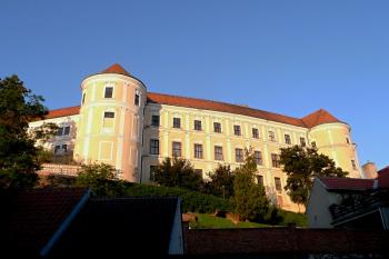 jihozápadní fronta zámku ( © Jan P. Štěpánek 07/2010)