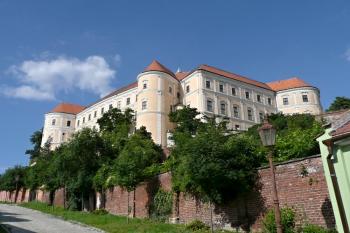 pohled na zámek z mikulovské židovské čtvrti ( © Jan P. Štěpánek 07/2010)