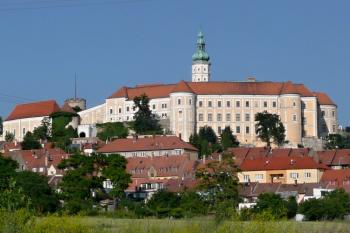 panorama mikulovského zámku od západu ( © Jan P. Štěpánek 07/2010)