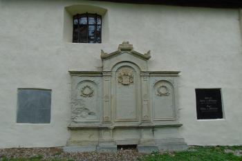 vysoký kamenný trojdílný náhrobek na jižní stěně lodi (© Marcela Váňová  08/2021)