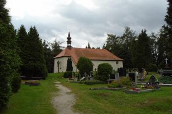 pohled na kostel ze severovýchodu z prostoru staré části hřbitova (© Marcela Váňová  08/2021)
