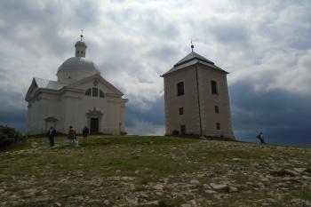 kaple sv. Šebestiána a zvonice - pohled ze severovýchodu (© Jaroslav Špiroch  05/2024)