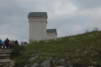 kaplička sv, Barbory - pohled od kapličky Třetího poklesnutí (© Jaroslav Špiroch  05/2024)