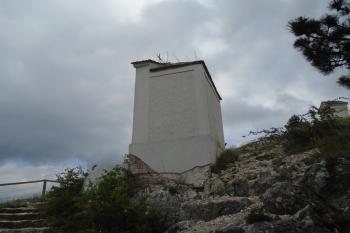 kaplička Třetí poklesnutí - pohled od kaple Setkání Krista se ženami (© Jaroslav Špiroch  05/2024)