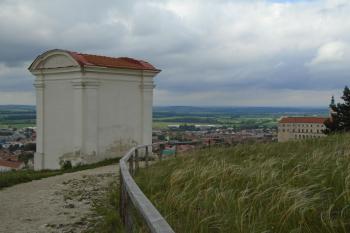 kaple Setkání Krista se ženami (zadní část) - pohled od kapličky Třetí poklesnutí (© Jaroslav Špiroch  05/2024)