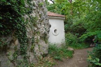 kaplička Bičování Krista - pohled od kapličky Korunování Krista (© Jaroslav Špiroch  05/2024)