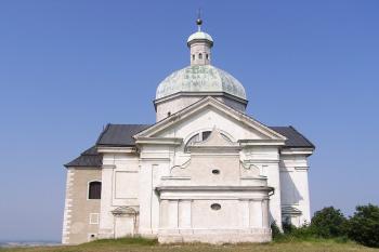 Pohled na zadní fasádu kostela od západu (© Jan P. Štěpánek 07/2006)