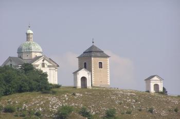 Pohled na Svatý kopeček z vyhlídky na Kozím hrádku (© Jan P. Štěpánek 07/2006)