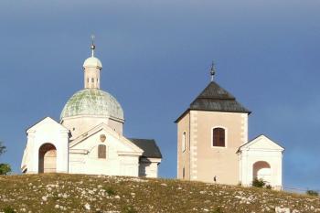 Svatý kopeček nad Mikulovem z náměstí ( © Jan P. Štěpánek 07/2008)