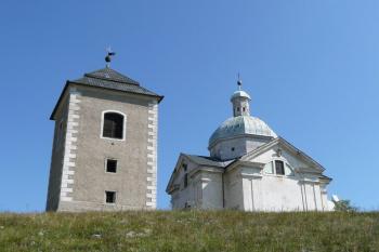kostel sv. Šebestiána a sousední zvonice ( © Jan P. Štěpánek 07/2008)