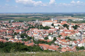 celkový pohled na historický Mikulov pod Svatým kopečkem ( © Jan P. Štěpánek 07/2008)