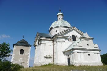 zadní partie kostela sv. Šebestiána a zvonice v pozadí ( © Jan P. Štěpánek 07/2008)