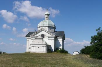 zadní pohled na kostel sv. Šebestiána na Svatém kopečku ( © Jan P. Štěpánek 07/2008)