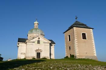 kostel sv. Šebestiána se zvonicí na mikulovském Svatém kopečku ( © Jan P. Štěpánek 07/2010)