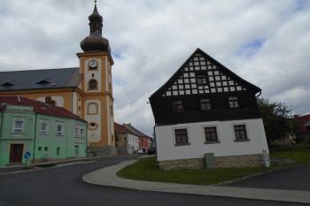 pohled z jihu, vlevo barokní kostel sv. Jana Křtitele (© Marcela Váňová  08/2021)